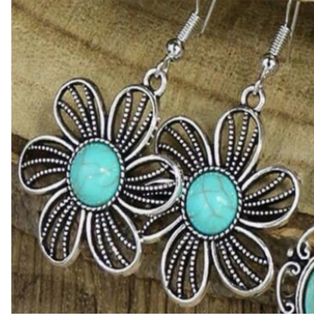 Vintage Inspired Daisy
Turquoise Dangle Hanging Earrings New - Picture 3 of 3